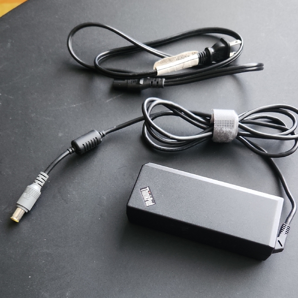 Original Lenovo AC Adapter (92P1109 90W Barrel Tip)